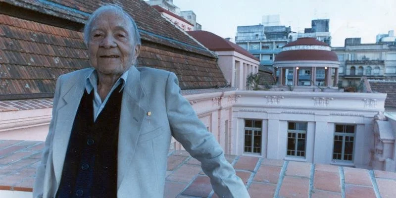 Mario Quintana no Centro Cultural que leva seu nome, antigo Hotel Majestic de Porto Alegre, onde morou de 1968 a 1980. Foto: Dulce Helfer / Correio do Povo
