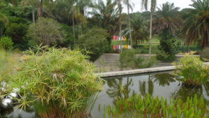 Parte do Instituto Inhotim: Invenção da Cor, Penetrável Magic Square #5, De Luxe (1977) de Hélio Oiticica, vista a partir do Narcissus Garden Inhotim (2009) de Yayoi Kusama - nele, o vento natural empurra 750 esferas de aço inoxidável sobre um espelho d’água, no terraço do Centro de Educação e Cultura Burle Marx. Foto: ViniRoger