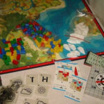 Componentes do jogo Meteo ("Weer en wind" na versão holandesa ou "Wind Und Wetter" na alemã). Fonte: EYE of NiGHT via BBG