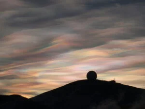 Nuvens nacaradas sobre Radome 4 da NASA. Foto: Alan R. Light