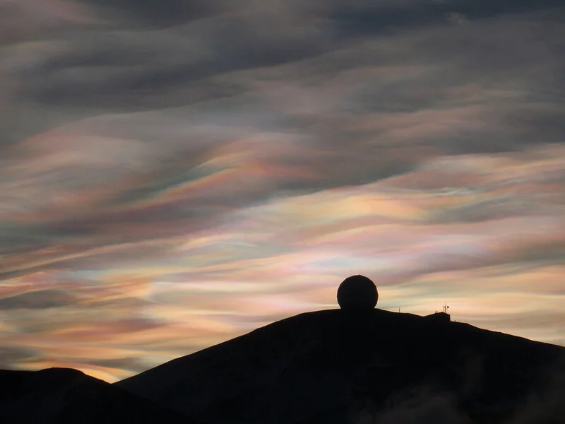 Nuvens nacaradas sobre Radome 4 da NASA. Foto: Alan R. Light