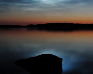 Nuvens noctilucentes sobre o Lago Saimaa (Finlândia). Foto: Mika Y