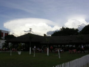 Devido à iluminação, a nuvem de chuva (cumulonimbus) está branca e a nuvem que não gera chuva (cumulus, ao lado) está cinza - para quem está embaixo da cumulonimbus, o céu todo aparece cinzento e coberto pela nuvem. Foto: ViniRoger