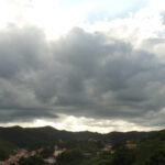 Nuvens sobre as montanhas (Ouro Preto/MG). Foto: ViniRoger