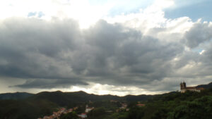 Nuvens sobre as montanhas (Ouro Preto/MG). Foto: ViniRoger
