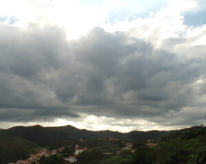 Nuvens sobre as montanhas (Ouro Preto/MG). Foto: ViniRoger