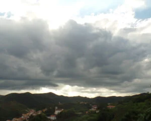Nuvens sobre as montanhas (Ouro Preto/MG). Foto: ViniRoger
