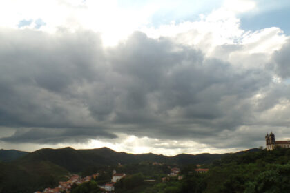 Nuvens sobre as montanhas (Ouro Preto/MG). Foto: ViniRoger