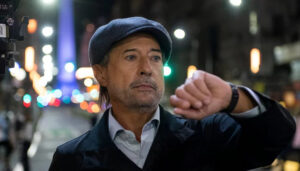 Guilhermo Francella no filme Granizo - parece fazer referência ao De Volta Para o Futuro. Créditos: Netflix