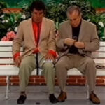 "Vamo fazê uma apostinha?" Clayton Silva e Carlos Alberto de Nóbrega no programa "A Praça é Nossa". Créditos: SBT