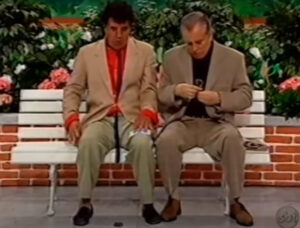 "Vamo fazê uma apostinha?" Clayton Silva e Carlos Alberto de Nóbrega no programa "A Praça é Nossa". Créditos: SBT