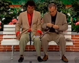 "Vamo fazê uma apostinha?" Clayton Silva e Carlos Alberto de Nóbrega no programa "A Praça é Nossa". Créditos: SBT