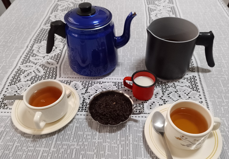 Conjunto de chá improvisado para provar chá preto (ao centro) à moda inglesa. Foto: ViniRoger