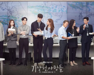 Personagens do escritório central de Seul (a partir da esquerda): Uhm Dong Wan, Kim Soo Jin, Shin Seok ho, Lee Shi Woo, Jin Ha Kyung, chefe, Oh Myung Joo, Han Ki Joon, Chae Yoo Jin. Créditos: JTBC