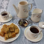 Masala chai com leite separado, especiarias e bolo de milho. Foto: ViniRoger