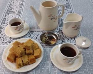 Masala chai com leite separado, especiarias e bolo de milho. Foto: ViniRoger