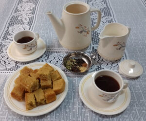 Masala chai com leite separado, especiarias e bolo de milho. Foto: ViniRoger