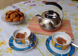 Masala chai latte e pão de mel. Foto: ViniRoger
