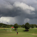 Tempestade com raios se aproximando de campo de futebol. Créditos: woodleywonderworks