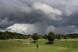 Tempestade com raios se aproximando de campo de futebol. Créditos: woodleywonderworks