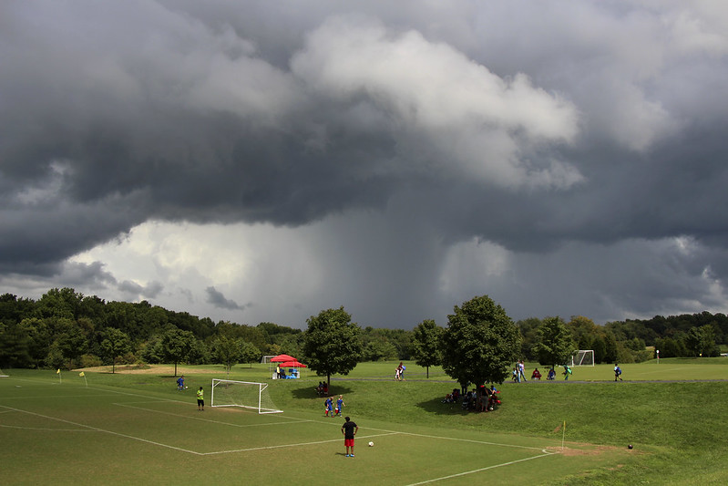 Tempestade com raios se aproximando de campo de futebol. Créditos: woodleywonderworks