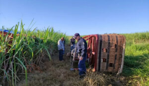 Bombeiros atendem ocorrência com balão tripulado às margens da rodovia Castello Branco, em Porto Feliz. Foto: Corpo de Bombeiros/Divulgação