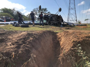 Marca deixada por aeronave em barranco foi analisada por equipes da perícia em Boituva. Foto: Jorge Talmon/TV TEM