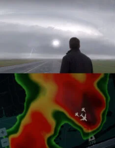 Cena em que o avião desaparece nas nuvens, perseguido por dois caças (acima), e imagem de radar desse momento