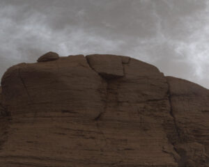 Foto de nuvens composta de 21 imagens individuais do Curiosity unidas e corrigidas de cor para que a cena apareça como seria ao olho humano sobre o “Mont Mercou”. Fonte: NASA/JPL-Caltech/MSSS