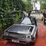 Ahmed e seu carro solar. Fonte: Basit Zargar (twitter/@basiitzargar)