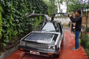 Ahmed e seu carro solar. Fonte: Basit Zargar (twitter/@basiitzargar)