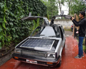 Ahmed e seu carro solar. Fonte: Basit Zargar (twitter/@basiitzargar)