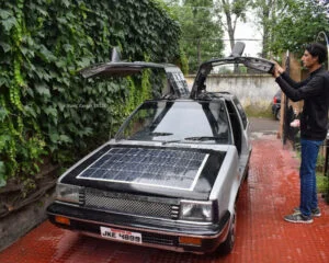 Ahmed e seu carro solar. Fonte: Basit Zargar (twitter/@basiitzargar)