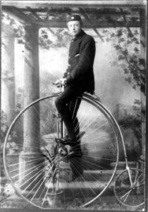 Penny-Farthing bicycle (1881) - Bicicleta modelo "high wheel". Fonte: State Library of South Australia