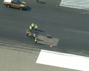 Equipe faz reparo em pista de pouso de aeroporto em Londres após calor danificar o asfalto. Foto: BBC via Reuters