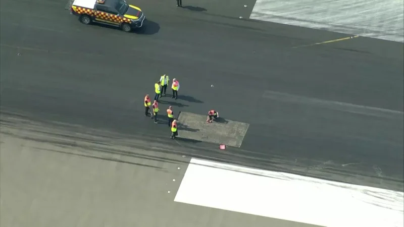 Equipe faz reparo em pista de pouso de aeroporto em Londres após calor danificar o asfalto. Foto: BBC via Reuters