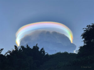 An Iridescent Pileus Cloud over China. Foto: Jiaqi Sun (via Astronomy Picture of the Day)