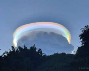 An Iridescent Pileus Cloud over China. Foto: Jiaqi Sun (via Astronomy Picture of the Day)
