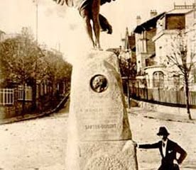 Santos Dumont posando na estátua em sua homenagem em 1913. Fonte: Wikipedia