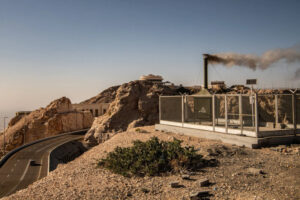 Chamas higroscópicas queimando durante uma demonstração na Montanha Hatta. Foto: Bryan Denton