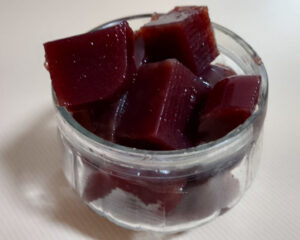 Gelatina vegana de uva com ágar-ágar em cubos. Foto: ViniRoger