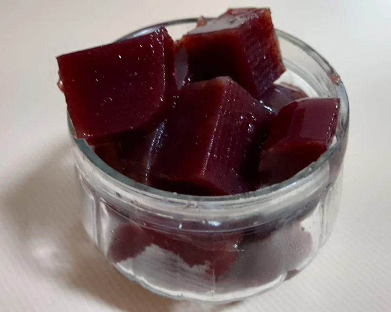 Gelatina vegana de uva com ágar-ágar em cubos. Foto: ViniRoger
