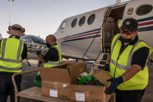 Uma equipe de terra do Centro Nacional de Meteorologia e Sismologia dos Emirados Árabes Unidos equipando uma aeronave com as chamas higroscópicas que liberam material de semeadura nas nuvens. Foto: Bryan Denton