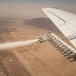 Liberando nanomaterial experimental em uma demonstração de semeadura de nuvens nos Emirados. Foto: Bryan Denton