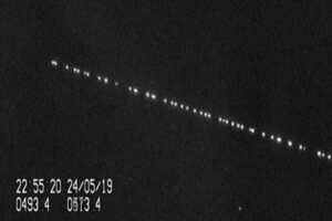 Satélites Starlink vistos após o primeiro lançamento em maio de 2019. Fonte: Marco Langbroek