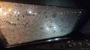 Para-brisas comprometido pelo granizo do avião do voo LA1325 de 26/10/2022. Fonte: redes sociais