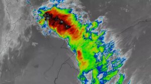Imagem de satélite com realce para áreas de nuvens com grande desenvolvimento vertical (tempestades severas). Fonte: NASA/NOAA