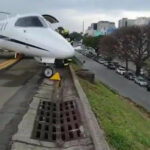 Avião na cabeceira da pista de Congonhas. Fonte: Reprodução (via g1)
