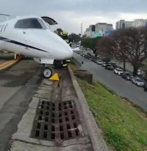 Avião na cabeceira da pista de Congonhas. Fonte: Reprodução (via g1)