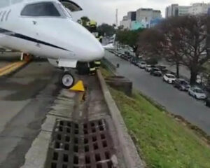 Avião na cabeceira da pista de Congonhas. Fonte: Reprodução (via g1)